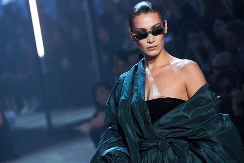 Bella Hadid'in zor anları! Göğsü açıldı ve...