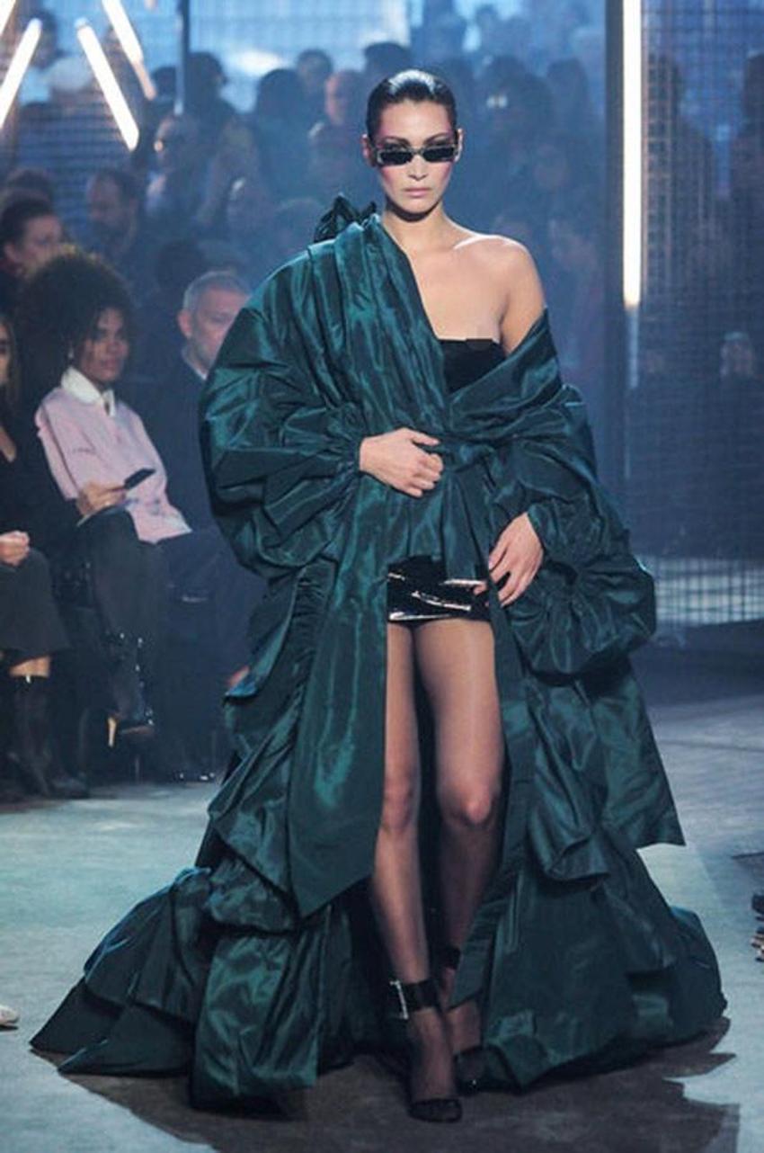 Bella Hadid'in zor anları! Göğsü açıldı ve...