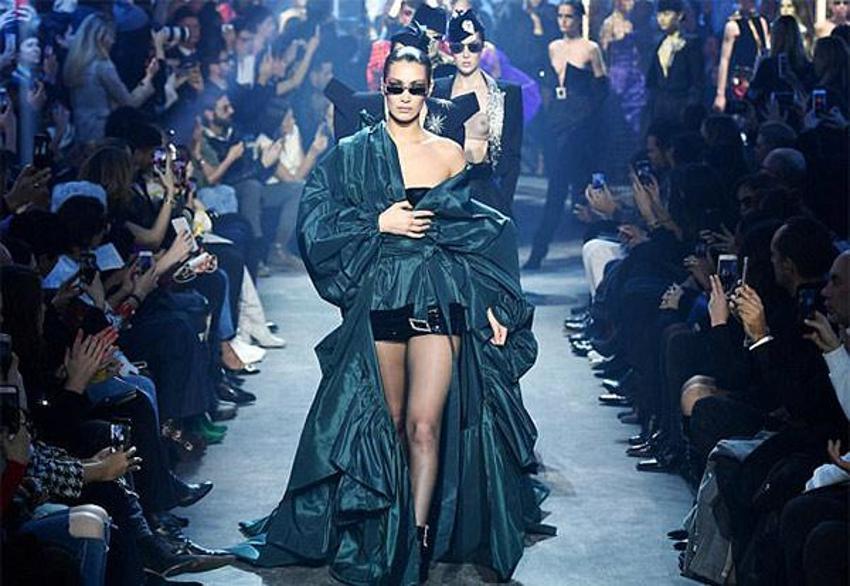 Bella Hadid'in zor anları! Göğsü açıldı ve...