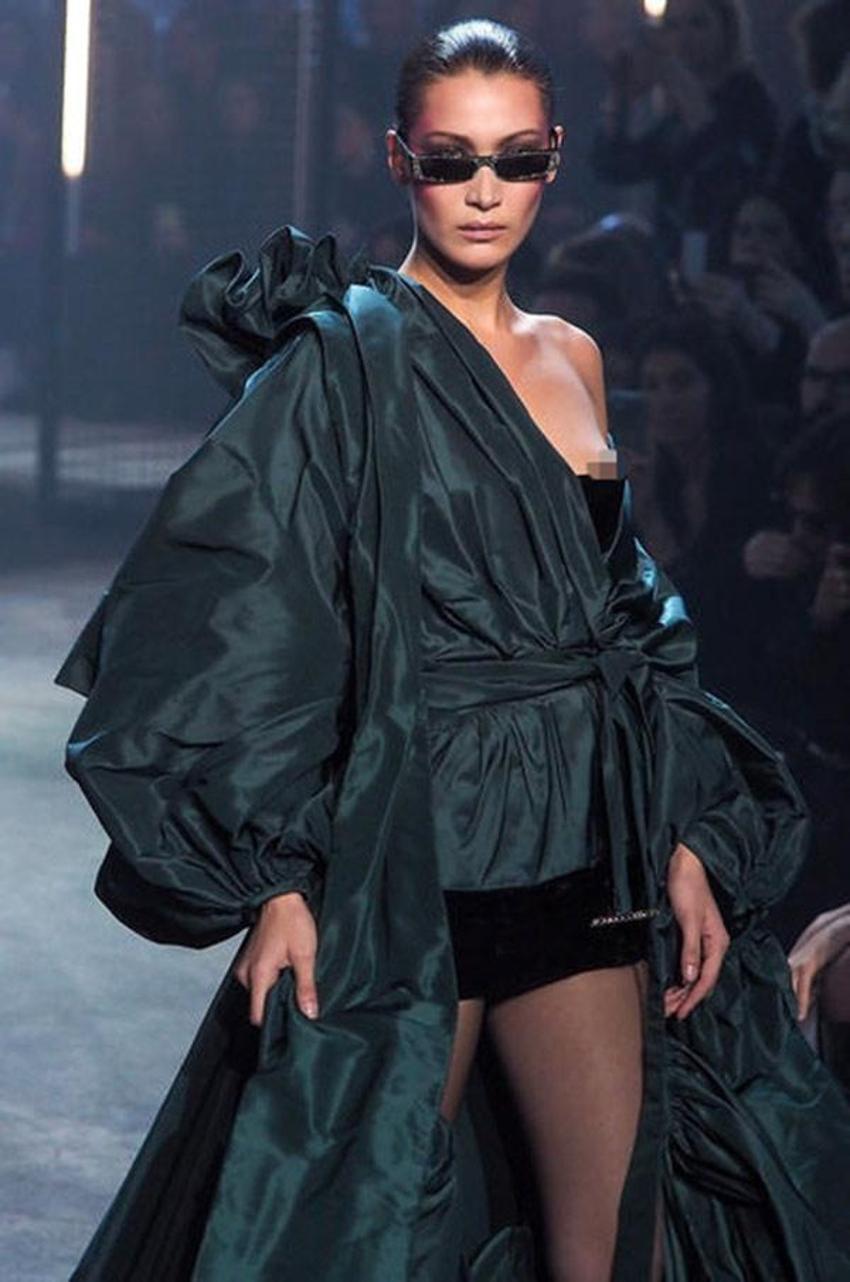 Bella Hadid'in zor anları! Göğsü açıldı ve...