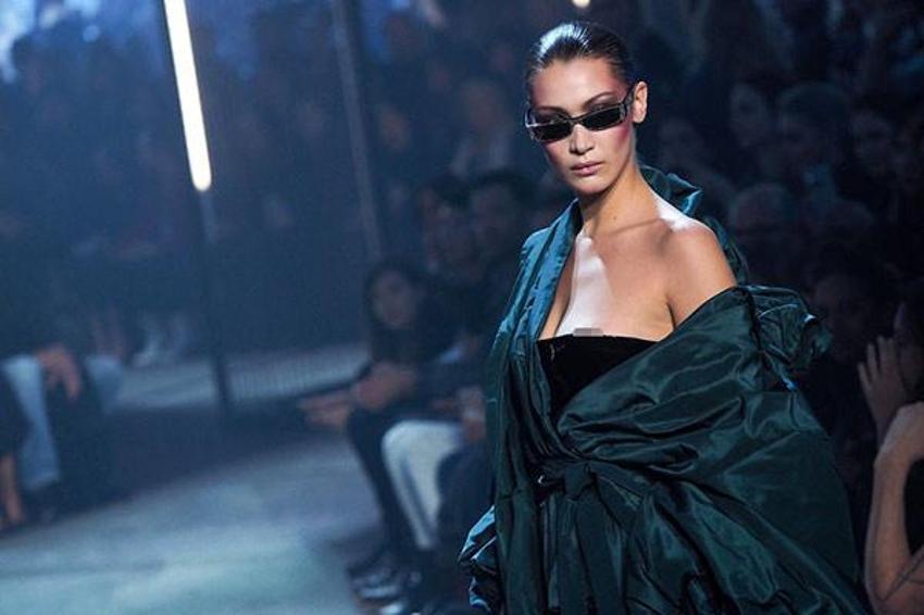 Bella Hadid'in zor anları! Göğsü açıldı ve...