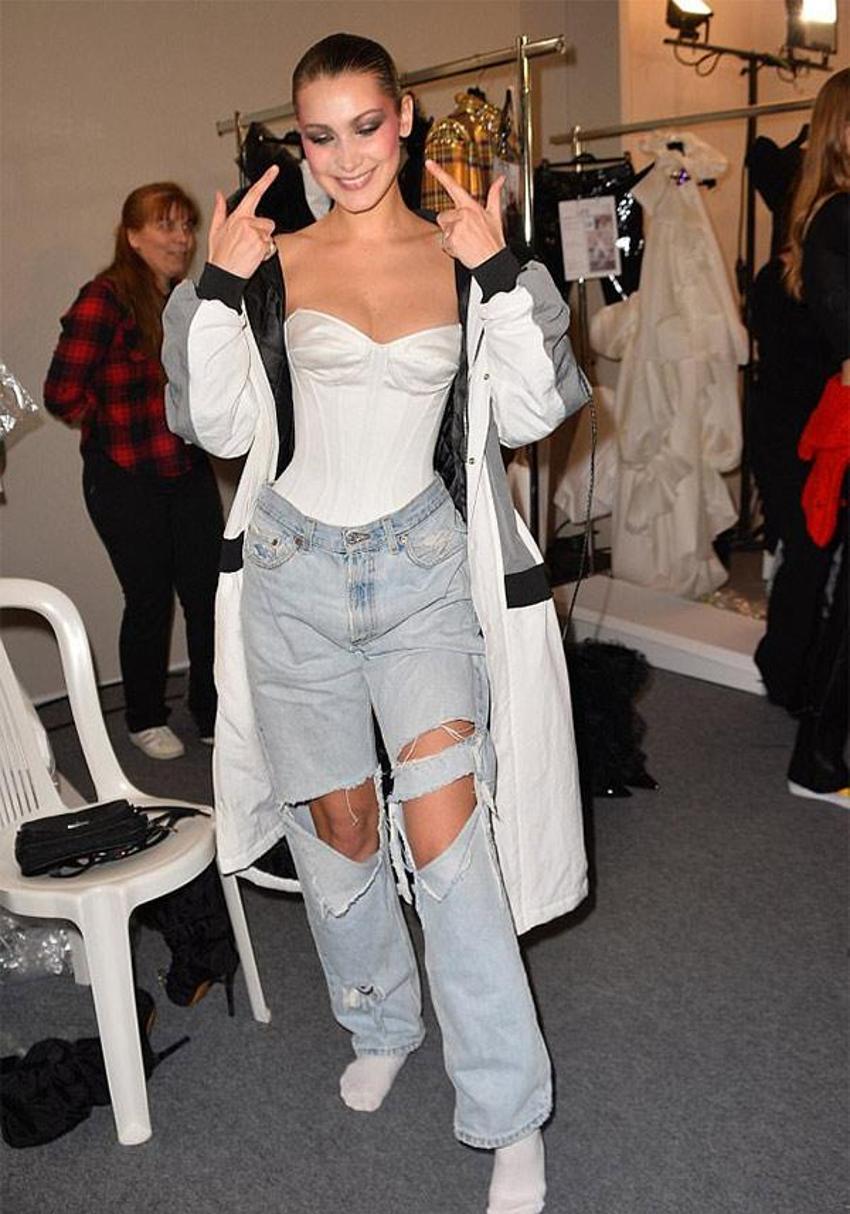Bella Hadid'in zor anları! Göğsü açıldı ve...