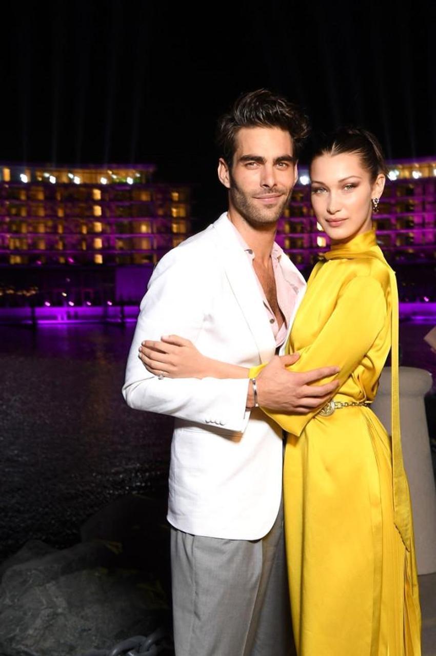 Bella Hadid'in zor anları! Göğsü açıldı ve...