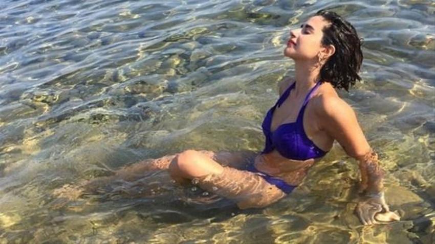 Göğüs dekolteli elbisesiyle nefes kesti!