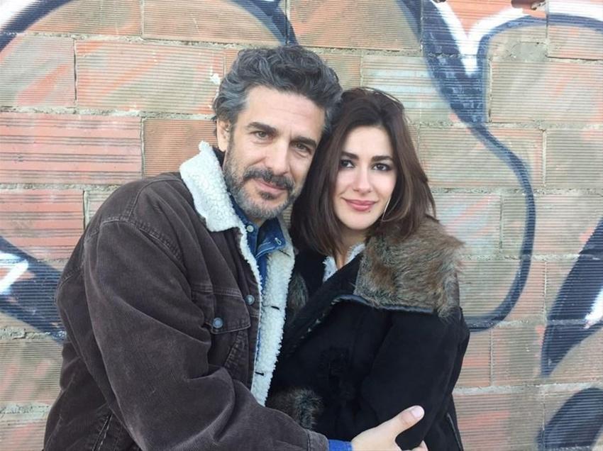 Göğüs dekolteli elbisesiyle nefes kesti!