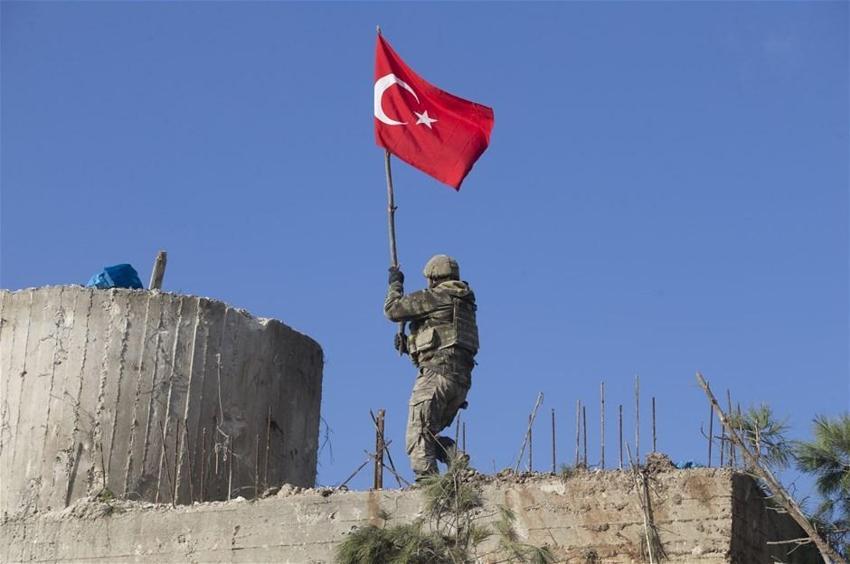Ve inlerine Türk bayrağı çekildi!