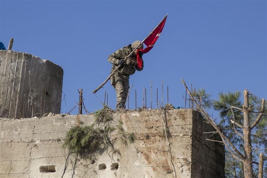 Ve inlerine Türk bayrağı çekildi!