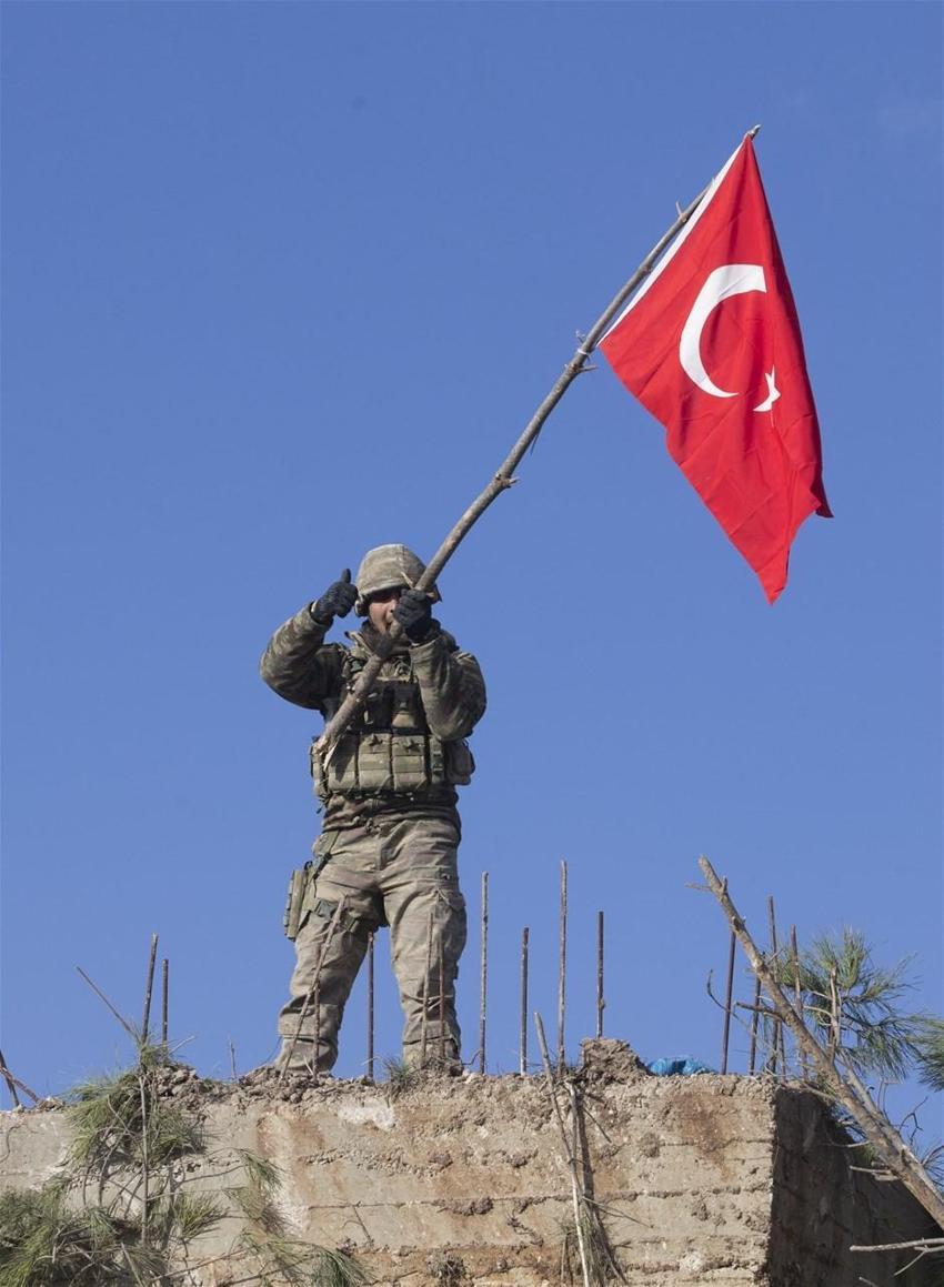Ve inlerine Türk bayrağı çekildi!