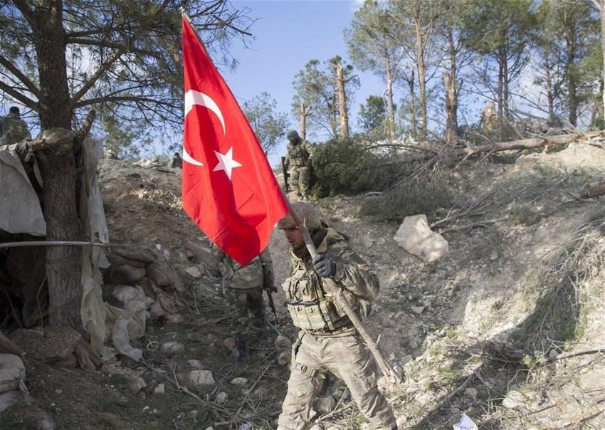 Ve inlerine Türk bayrağı çekildi!