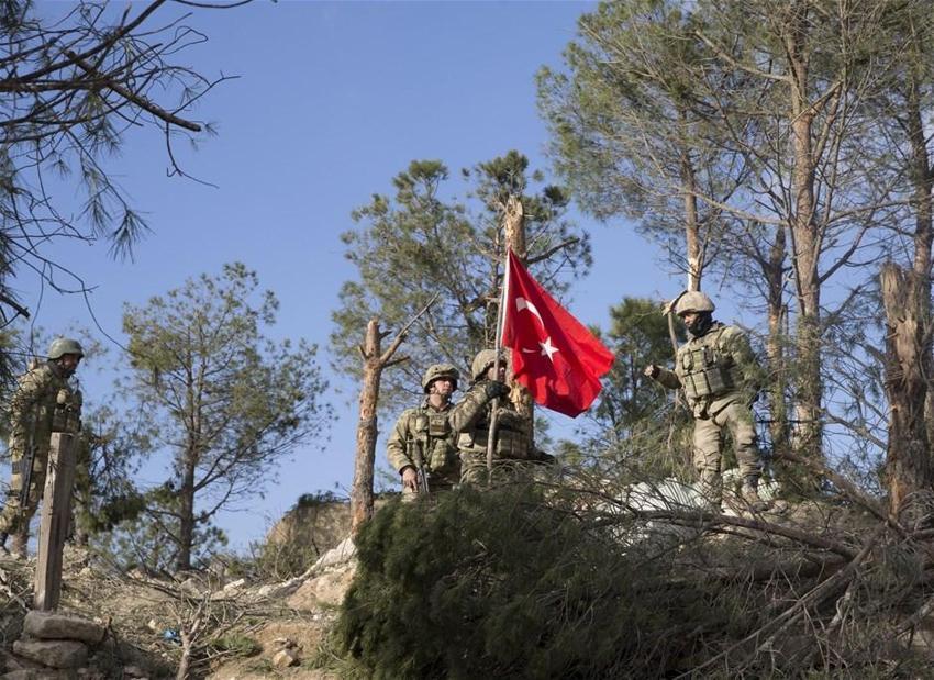 Ve inlerine Türk bayrağı çekildi!