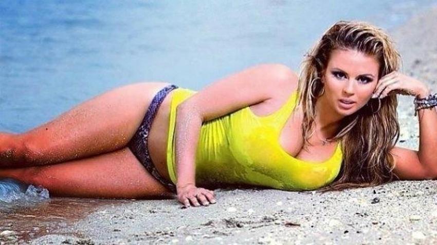 Ünlü ismin başı göğüsleriyle dertte!