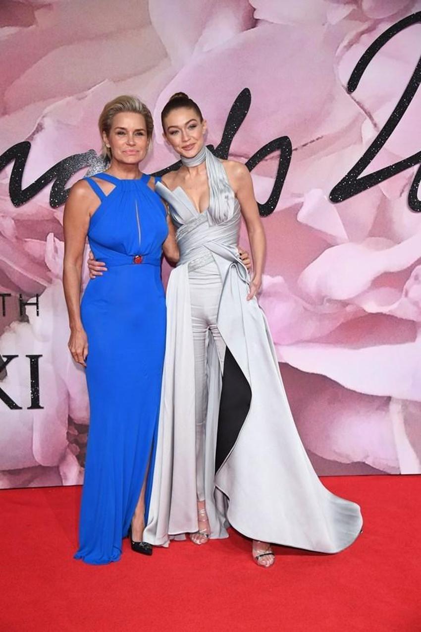 Hadid kardeşlerin çırılçıplak pozları olay oldu!