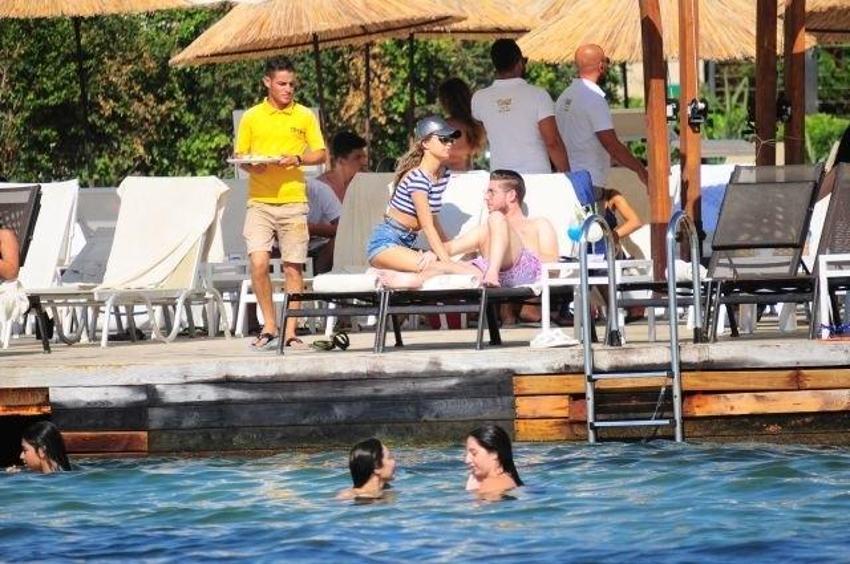 Buse Narcı 'kahve' keyfi yaptı!