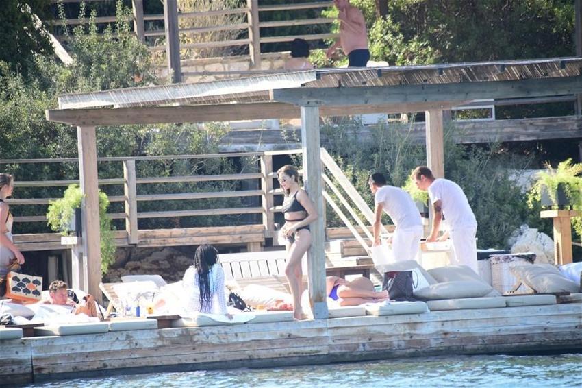 Buse Narcı 'kahve' keyfi yaptı!