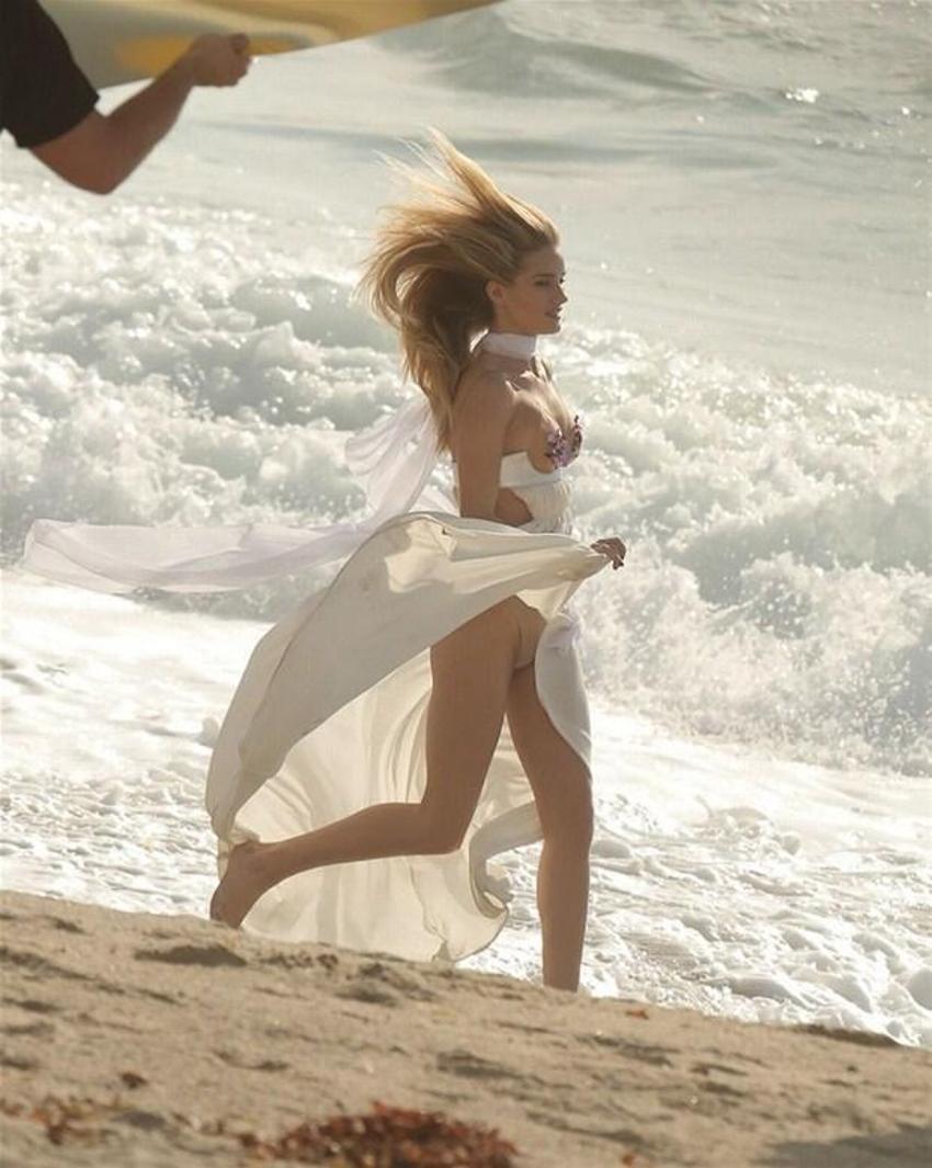 Rosie Huntington-Whiteley yatakta...