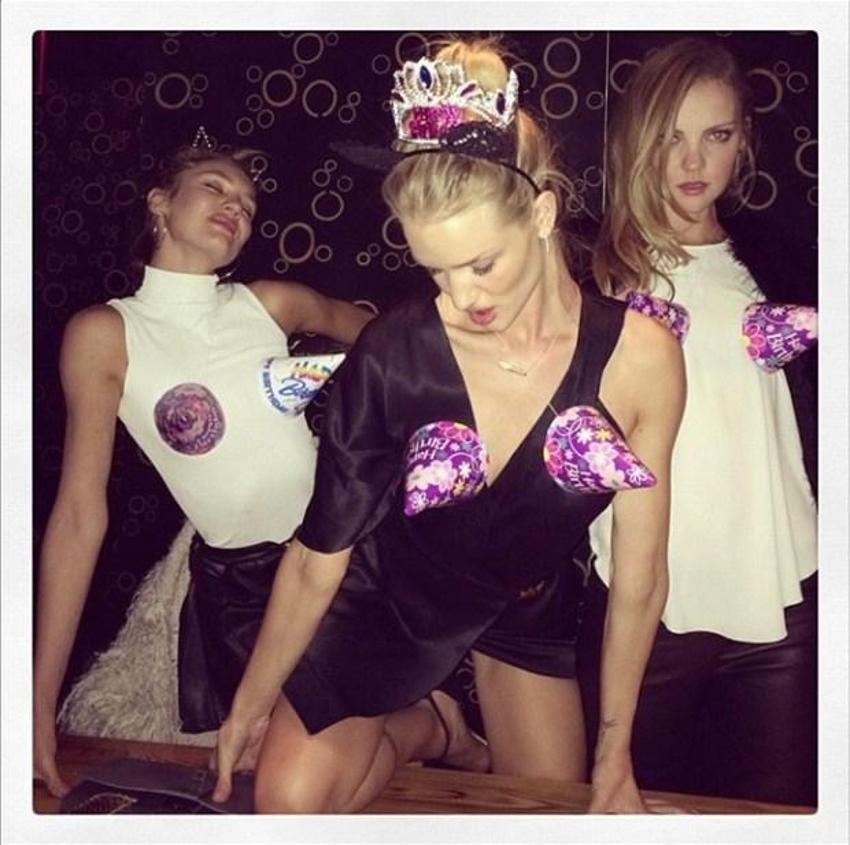 Rosie Huntington-Whiteley yatakta...