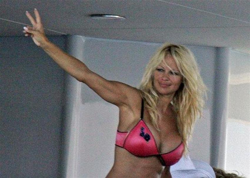 Pamela Anderson: Sevgilimle vücut diliyle anlaşıyoruz!