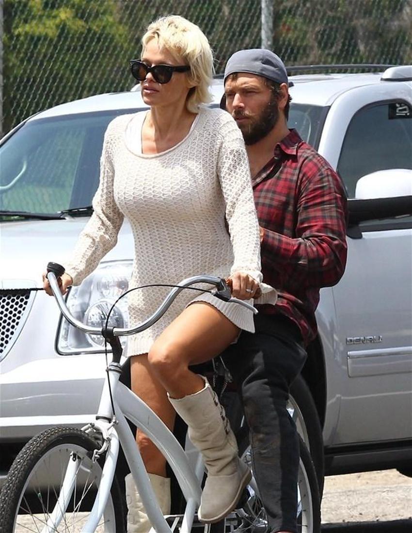 Pamela Anderson: Sevgilimle vücut diliyle anlaşıyoruz!