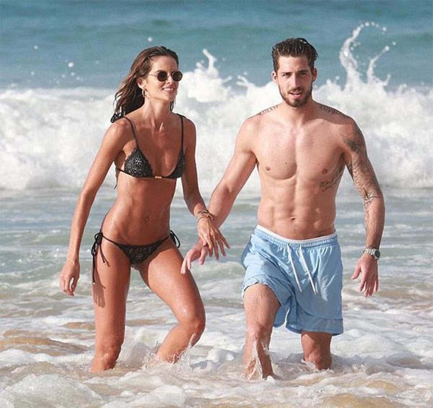 Seksi model Paris'te aşka geldi!