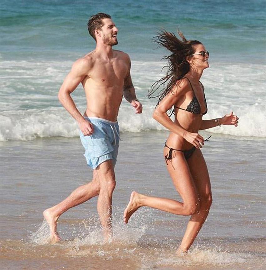 Seksi model Paris'te aşka geldi!