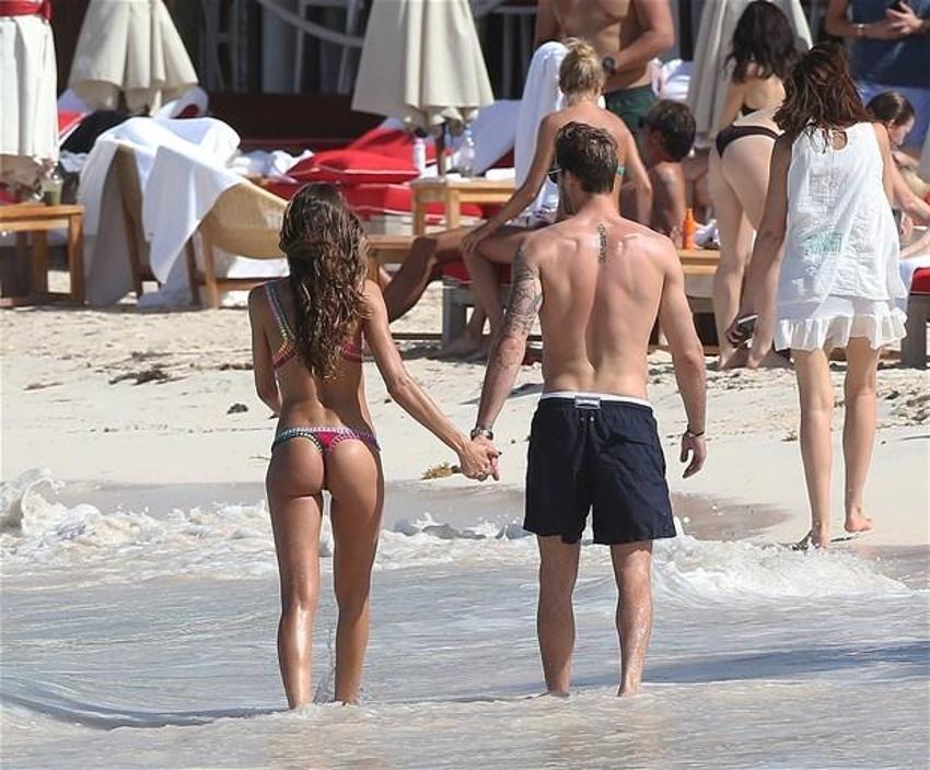 Seksi model Paris'te aşka geldi!