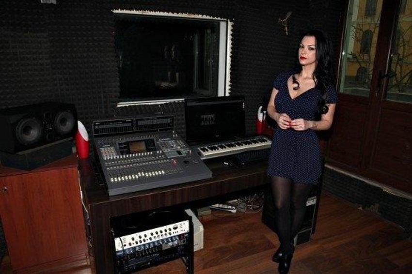 Seksi şarkıcı Nez beş dakikada boşandı!