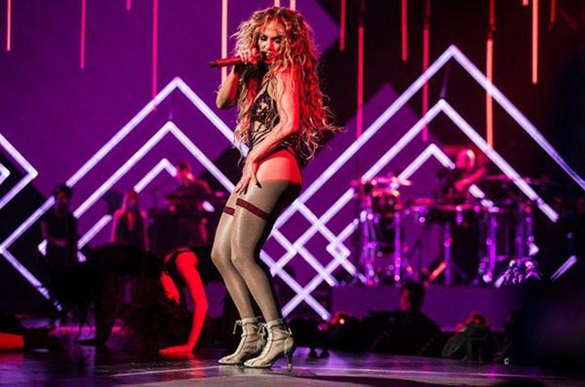 Jennifer Lopez sahnede tam 8 kere...