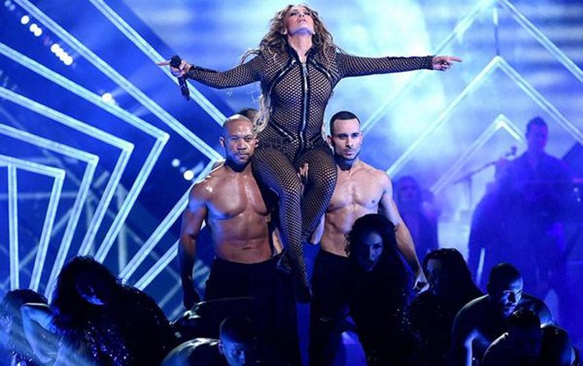 Jennifer Lopez sahnede tam 8 kere...