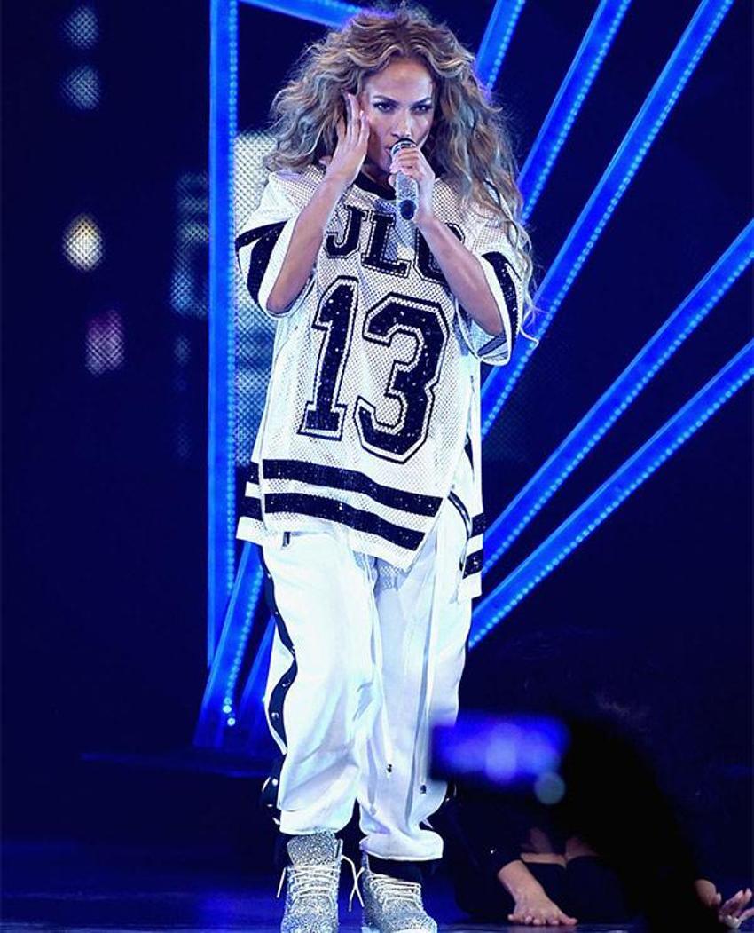 Jennifer Lopez sahnede tam 8 kere...