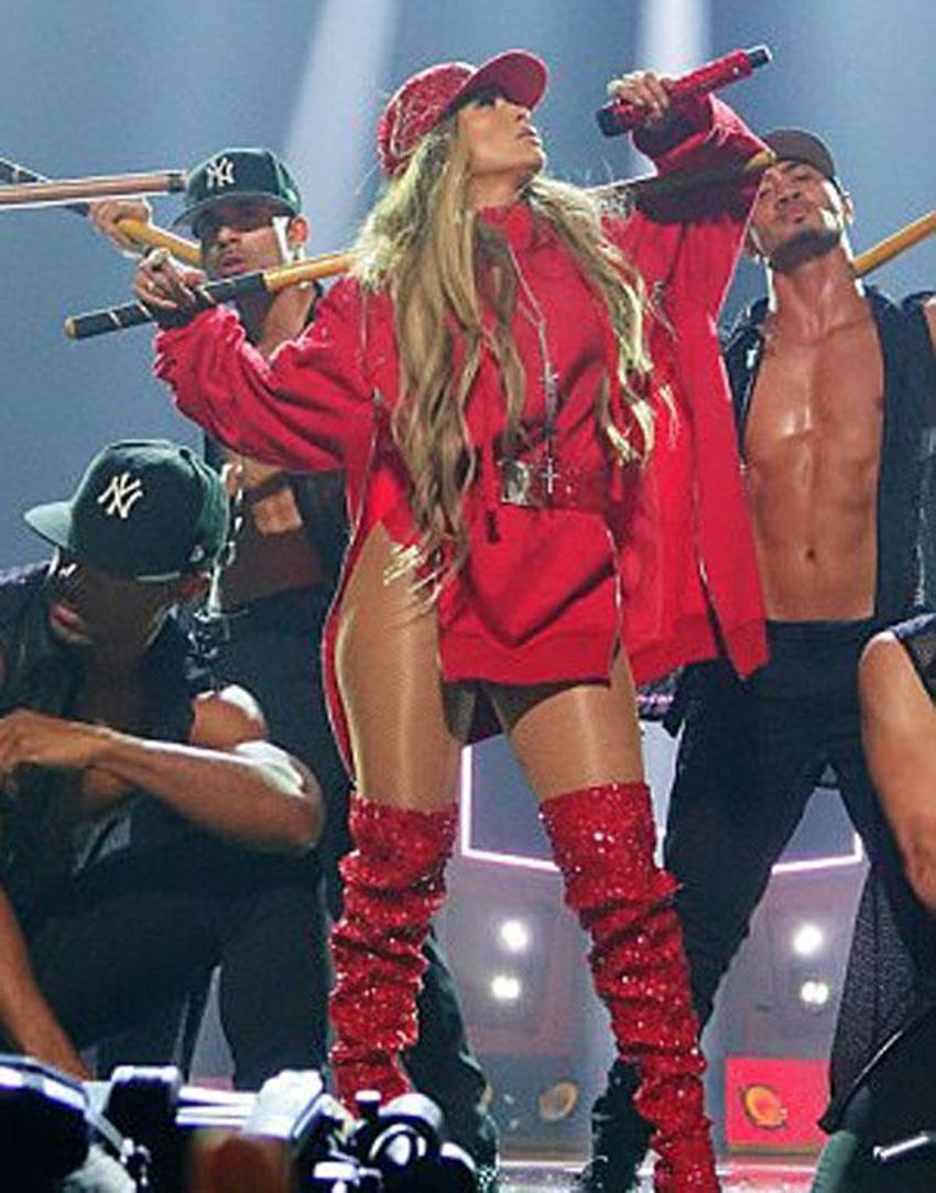 Jennifer Lopez sahnede tam 8 kere...
