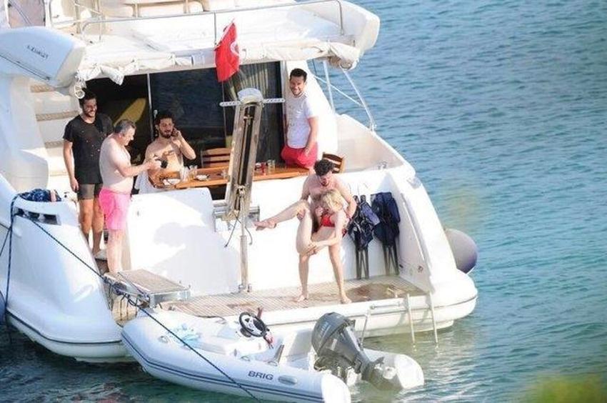 17 yaşındaki Aleyna Tilki'den dudaklarına operasyon!