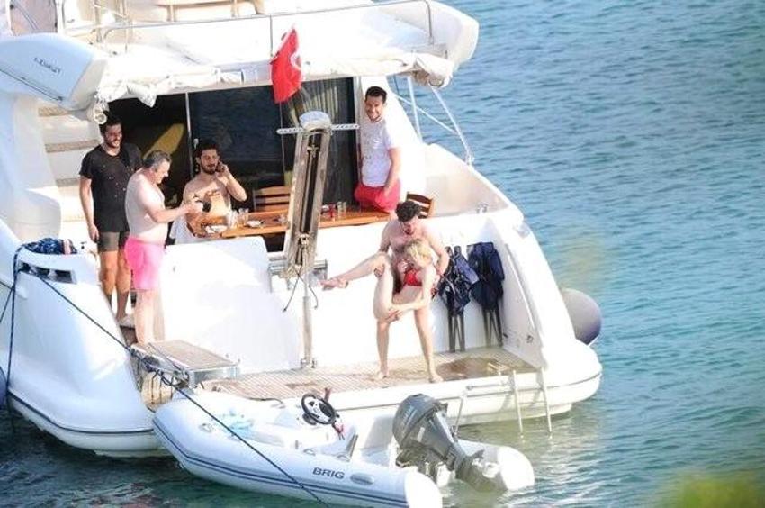 17 yaşındaki Aleyna Tilki'den dudaklarına operasyon!