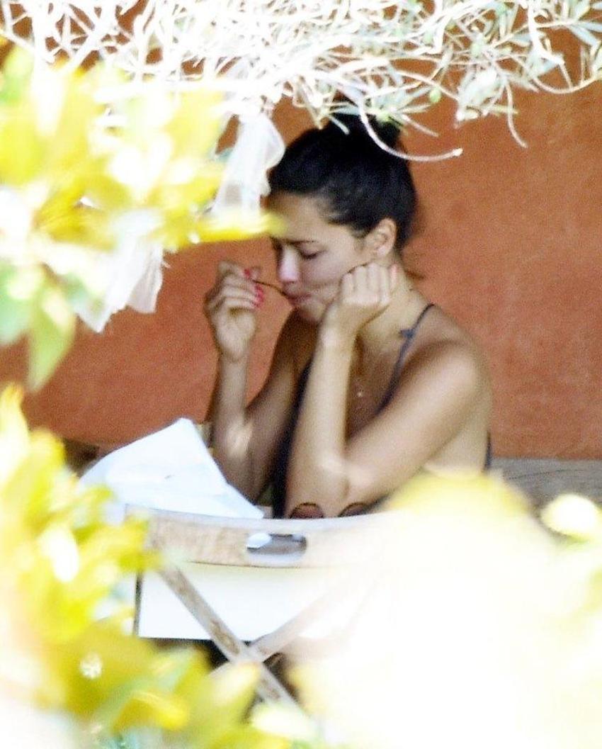 Adriana Lima ve Metin Hara sokak ortasında...