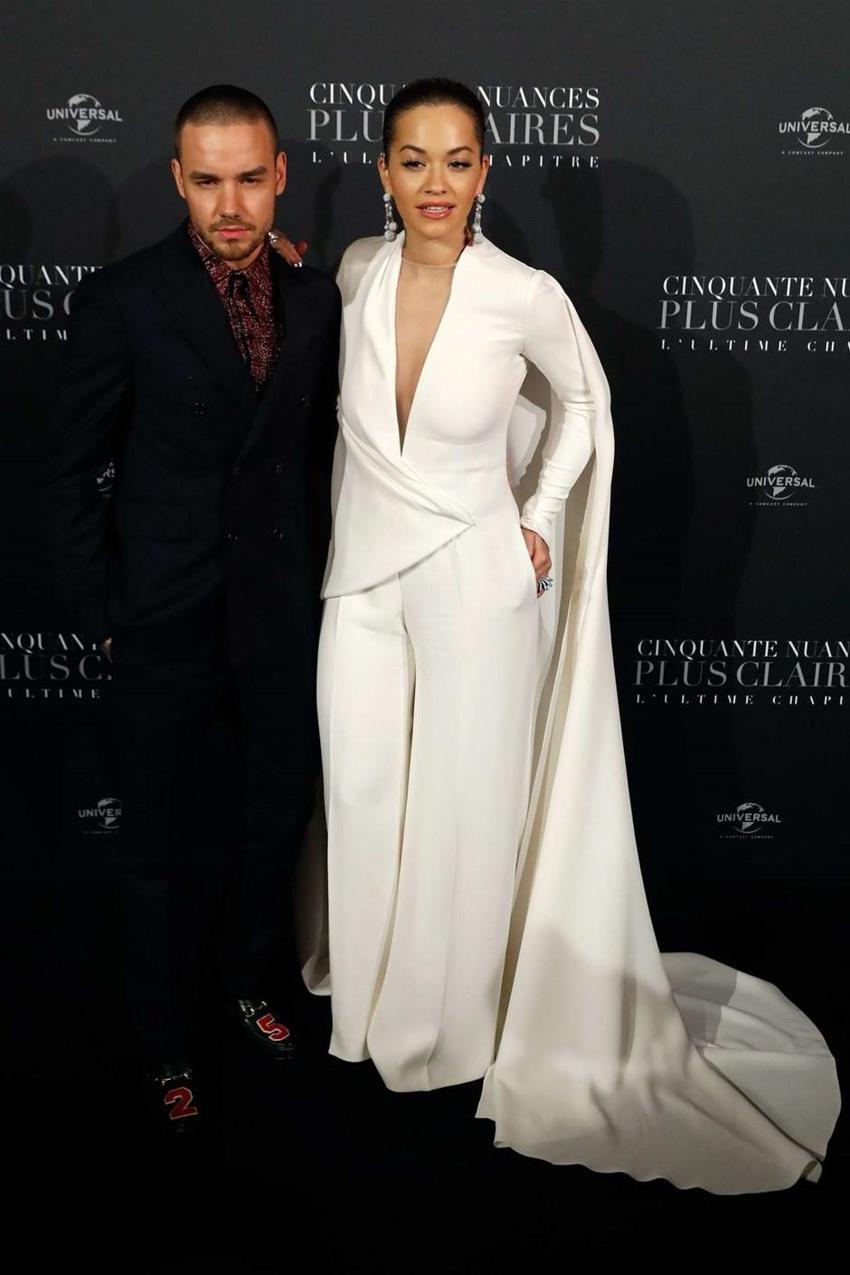 Sütyensiz Rita Ora herkesi gölgede bıraktı!