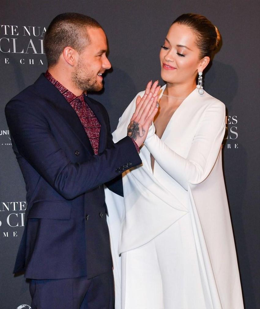 Sütyensiz Rita Ora herkesi gölgede bıraktı!