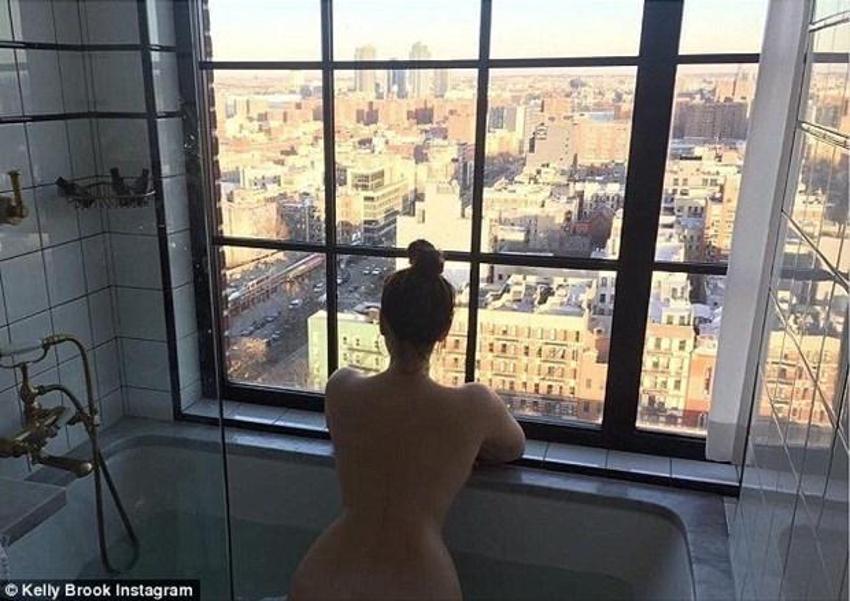 Kelly Brook paylaşmaya doymadı!