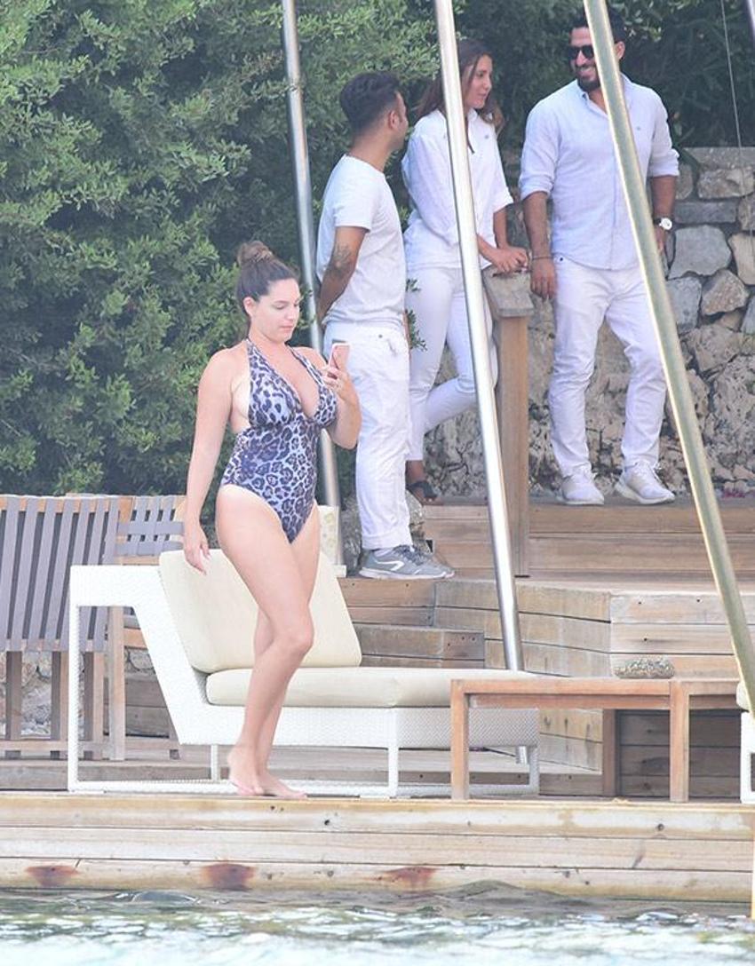 Kelly Brook paylaşmaya doymadı!