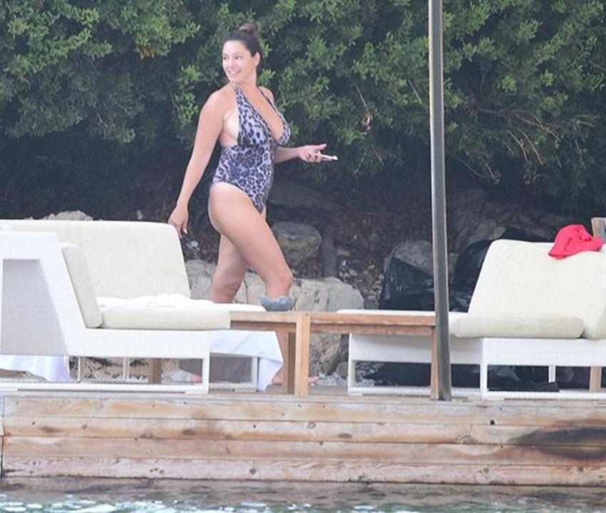 Kelly Brook paylaşmaya doymadı!