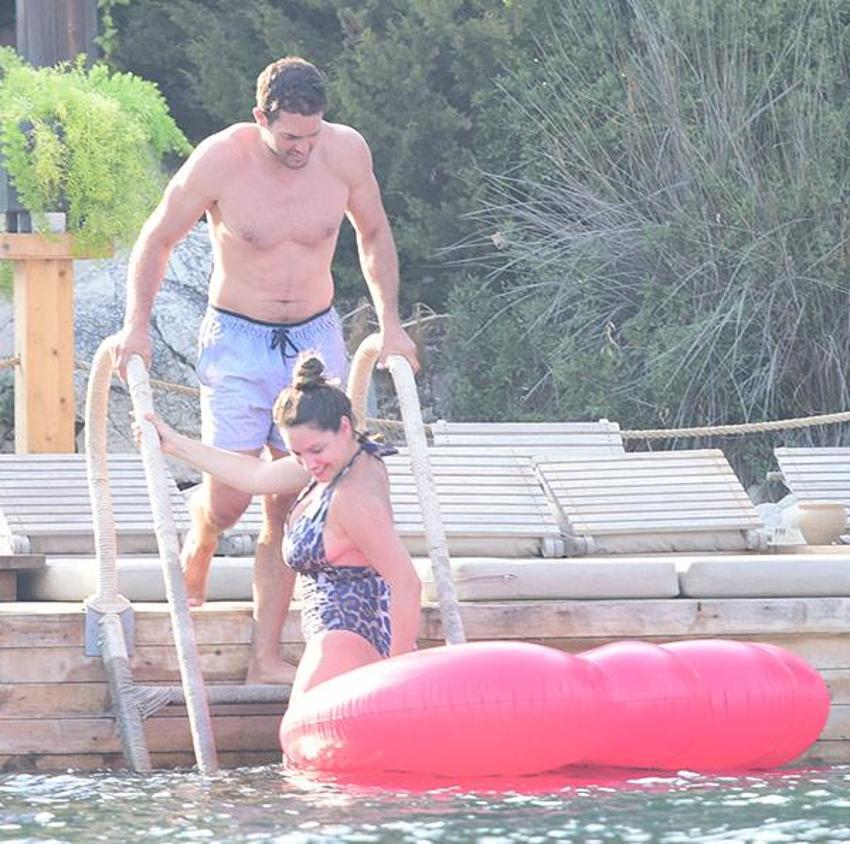 Kelly Brook paylaşmaya doymadı!
