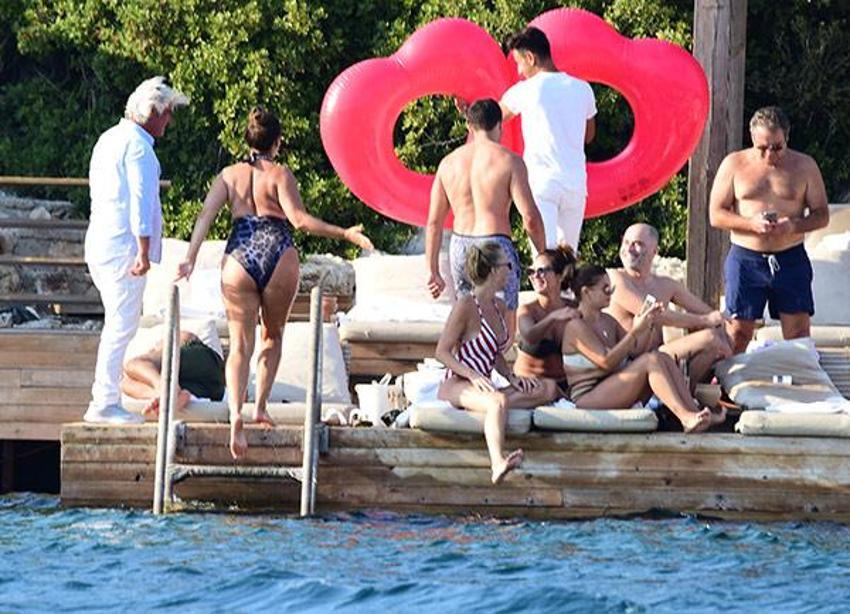 Kelly Brook paylaşmaya doymadı!