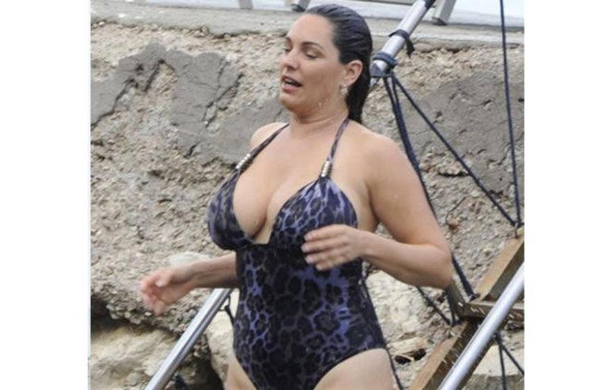 Kelly Brook paylaşmaya doymadı!