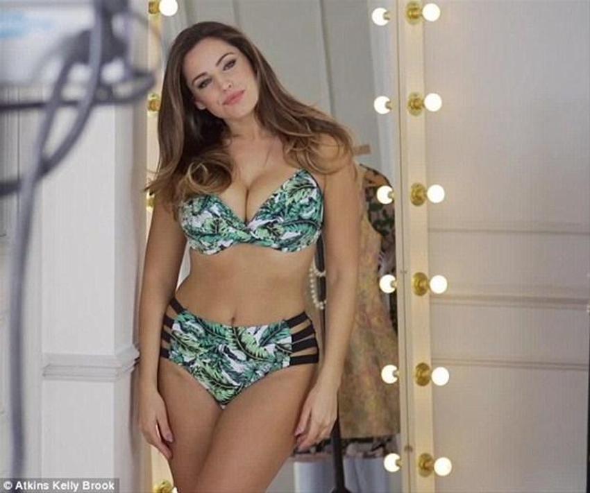 Kelly Brook paylaşmaya doymadı!