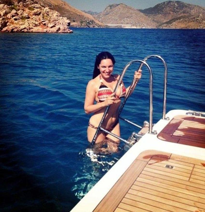 Kelly Brook paylaşmaya doymadı!