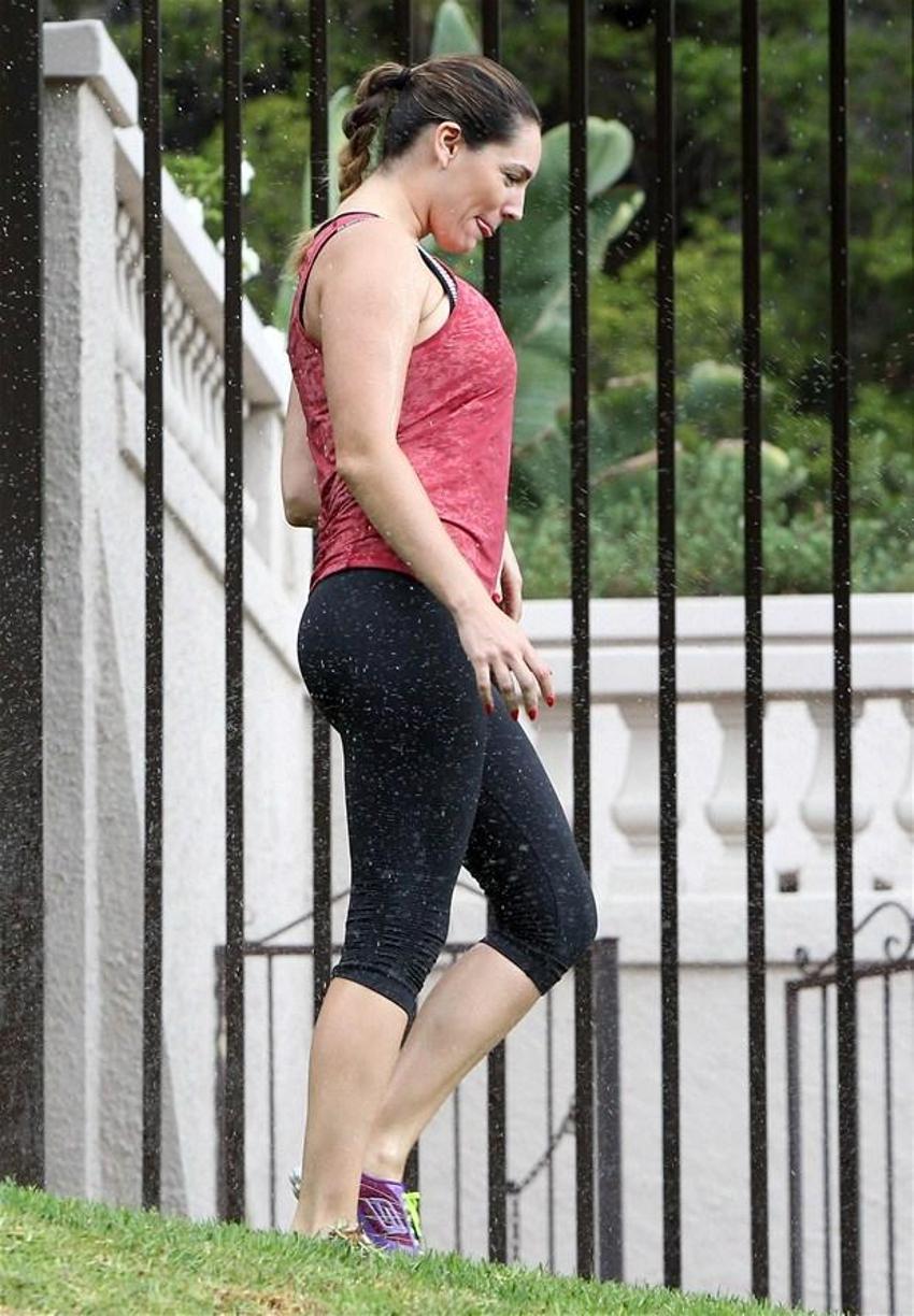 Kelly Brook paylaşmaya doymadı!