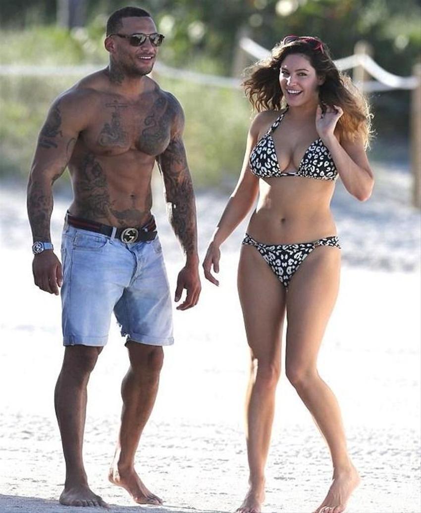 Kelly Brook paylaşmaya doymadı!