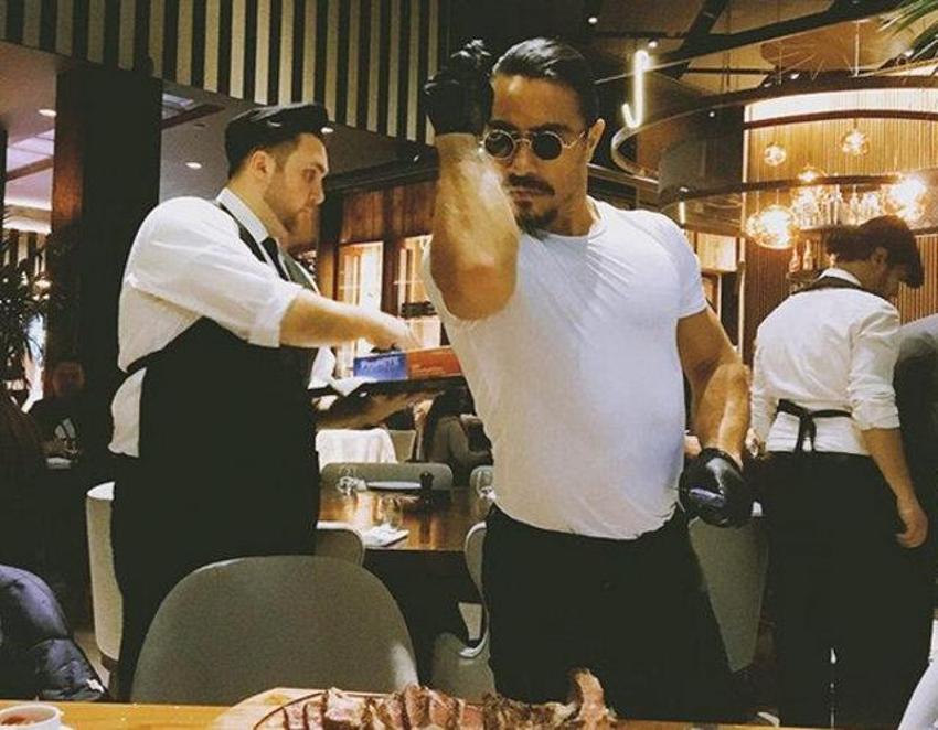 ABD'li gazeteciye elleriyle et yedirdi!
