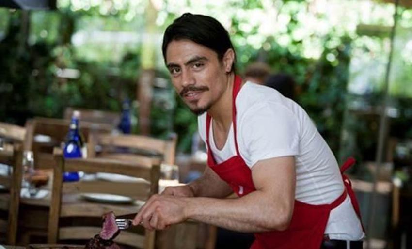 ABD'li gazeteciye elleriyle et yedirdi!
