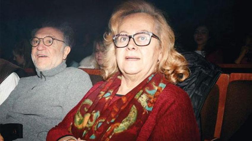 'Cesur kadın' sahnede soyundu!