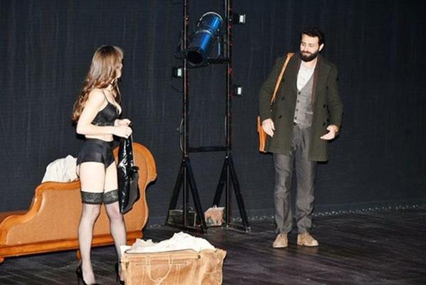 'Cesur kadın' sahnede soyundu!
