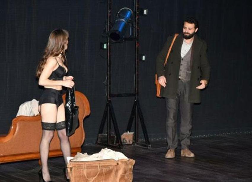 'Cesur kadın' sahnede soyundu!